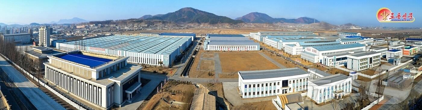 (평양 노동신문=뉴스1) = 북한 노동당 기관지 노동신문은 4일 "위대한 헌신 자욱 위에 펼쳐지는 농촌 기계화의 새 역사＂라면서 금성뜨랙또르(트랙터)공장을 조명했다. [국내에서만 사용가능. 재배포 금지. DB 금지. For Use Only in the Republic of Korea. Redistribution Prohibited] rodongphoto@news1.kr