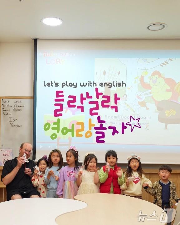 본문 이미지 - 들락날락 영어랑 놀자 프로그램 참가 어린이들이 선생님과 함께 기념 사진을 찍고 있다.(부산시청 제공. 재판매 및 DB 금지)