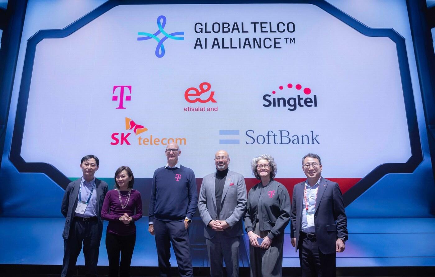 유영상 SK텔레콤 대표&#40;가장 오른쪽&#41;과 글로벌 텔코 AI 얼라이언스 협력사 관계자들 &#40;SK텔레콤 제공&#41;
