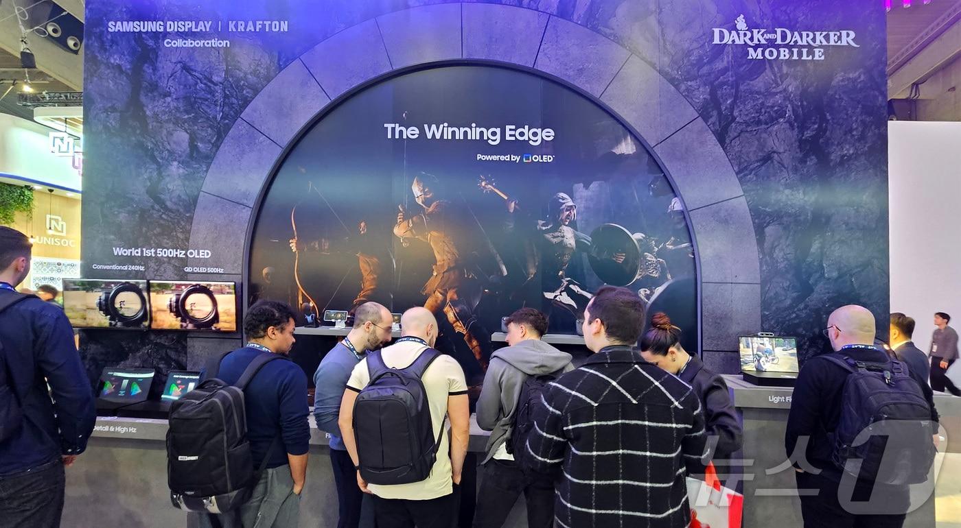 &#39;MWC 2025&#39; 삼성디스플레이 부스 &#39;다크앤다커 모바일&#39; 체험존을 가득 메운 관람객들의 모습&#40;삼성디스플레이 제공&#41;. ⓒ 뉴스1