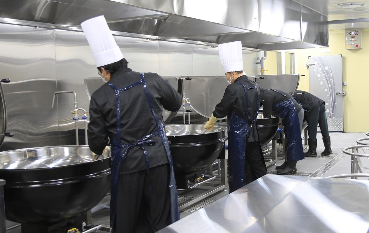 본문 이미지 - CJ프레시웨이가 서진푸드와 조성한 실버 이동급식 조리시설.(CJ프레시웨이 제공)