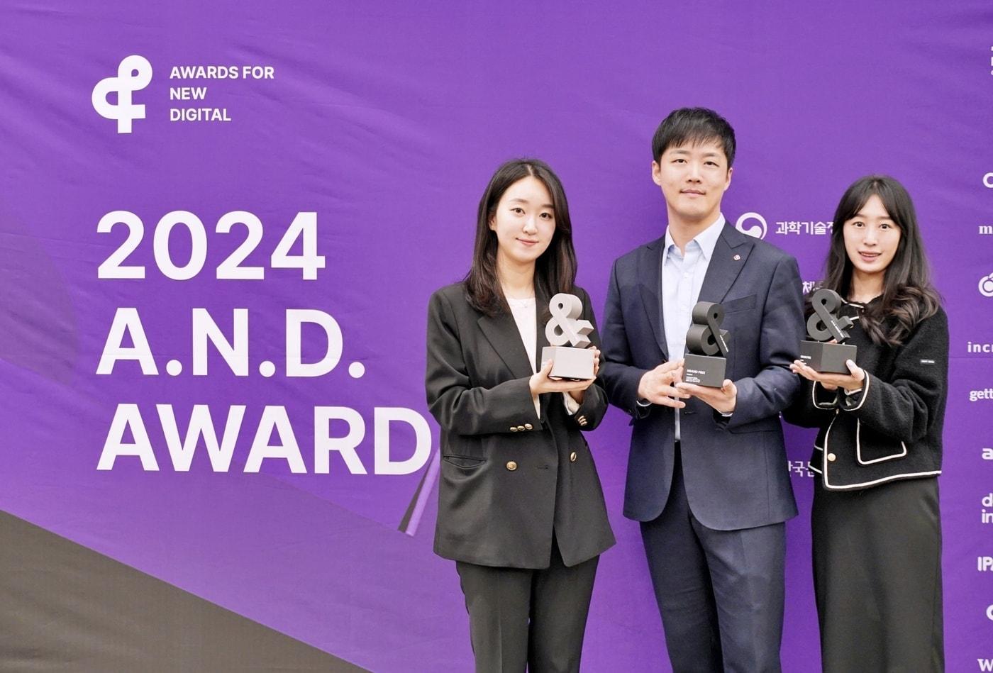 &#40;가운데&#41;이승기 롯데웰푸드 매니저를 비롯한 담당자들이 수상 기념사진을 촬영하고 있다.&#40;롯데웰푸드 제공&#41;