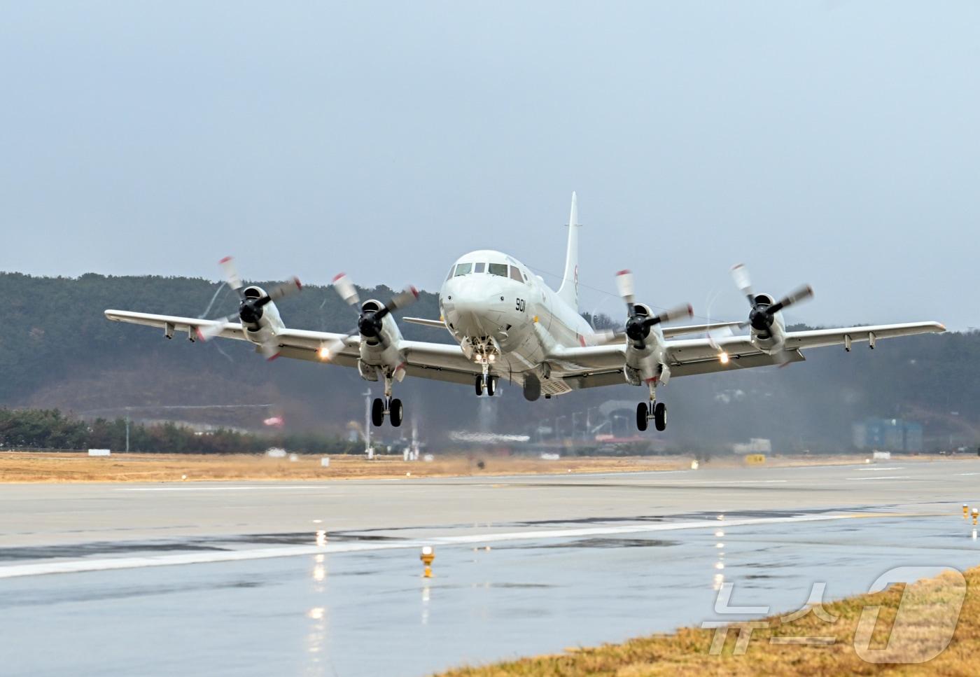 해군은 해공항공사령부가 오는 14일까지 미국 괌 인근 해상에서 진행되는 다국적 연합훈련인 ‘시 드래곤(Sea Dragon)’에 참가한다고 4일 밝혔다. 훈련에 참가하는 P-3 해상초계기가 3일 포항 해군항공사령부 주기장에서 이륙하고 있다. (해군 제공. 재판매 및 DB 금지) 2025.3.4/뉴스1