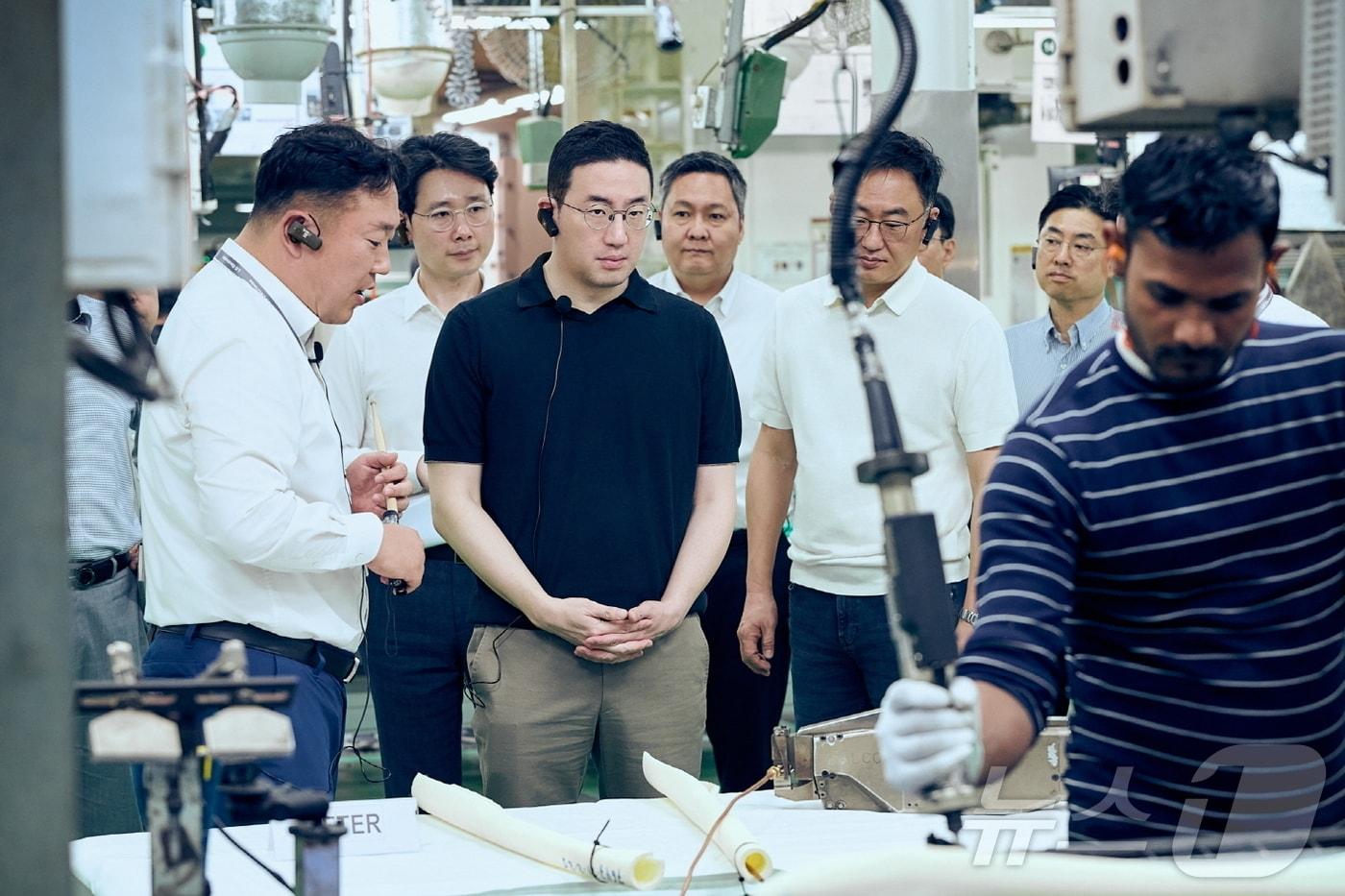 LG는 구광모 대표가 지난달 24일부터 인도 벵갈루루와 뉴델리, 아랍에미리트 두바이 방문해 미래전략을 점검했다고 4일 밝혔다. 구광모 LG 대표(왼쪽 세 번째)가 인도 뉴델리에 위치한 LG전자 노이다 생산공장을 찾아 에어컨 생산과정을 살펴보고 있다. (LG 제공. 재판매 및 DB 금지) 2025.3.4/뉴스1