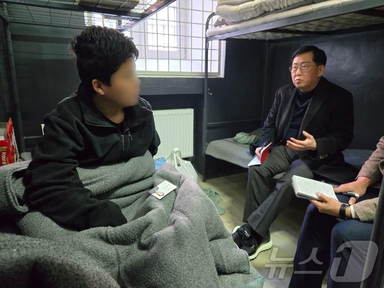 본문 이미지 - 유용원 국민의힘 의원이 지난 2월 25일 우크라이나에서 북한군 포로 2명을 면담하는 모습 (유용원 의원실 제공, 재판매 및 DB 금지) 2025.3.4/뉴스1