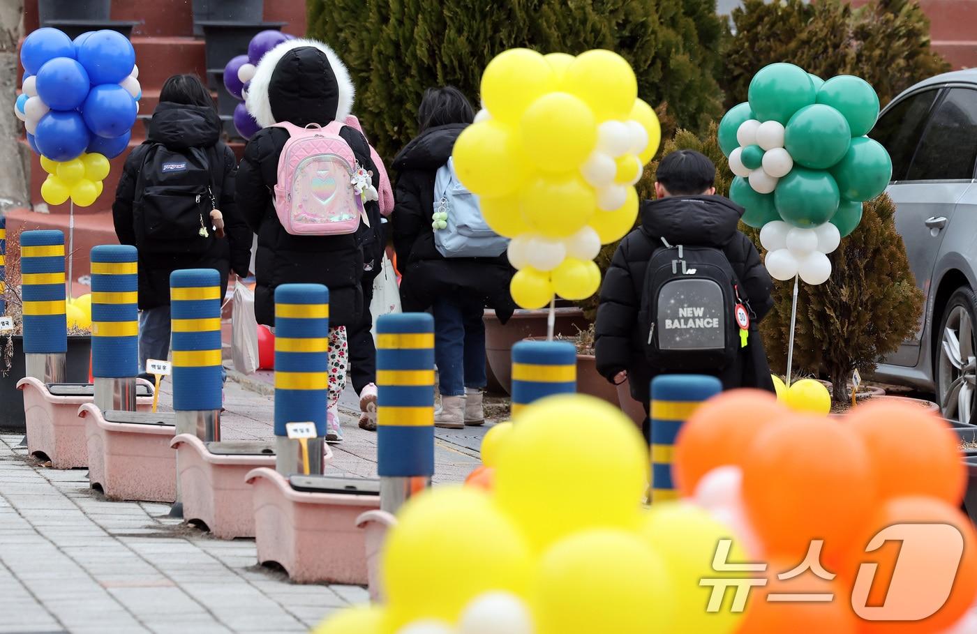 본문 이미지 - 삼일절 연휴 후 첫 평일로 개학식과 입학식이 몰린 지난해 3월 4일 오전 서울 마포구 아현초등학교에서 학생들이 등교하고 있다. 2025.3.4/뉴스1 ⓒ News1 이동해 기자