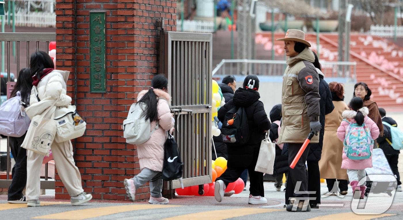 본문 이미지 - 삼일절 연휴 후 첫 평일로 개학식과 입학식이 몰린 4일 오전 서울 마포구 아현초등학교에서 학생들이 등교하고 있다. 2025.3.4 ⓒ 뉴스1 이동해 기자