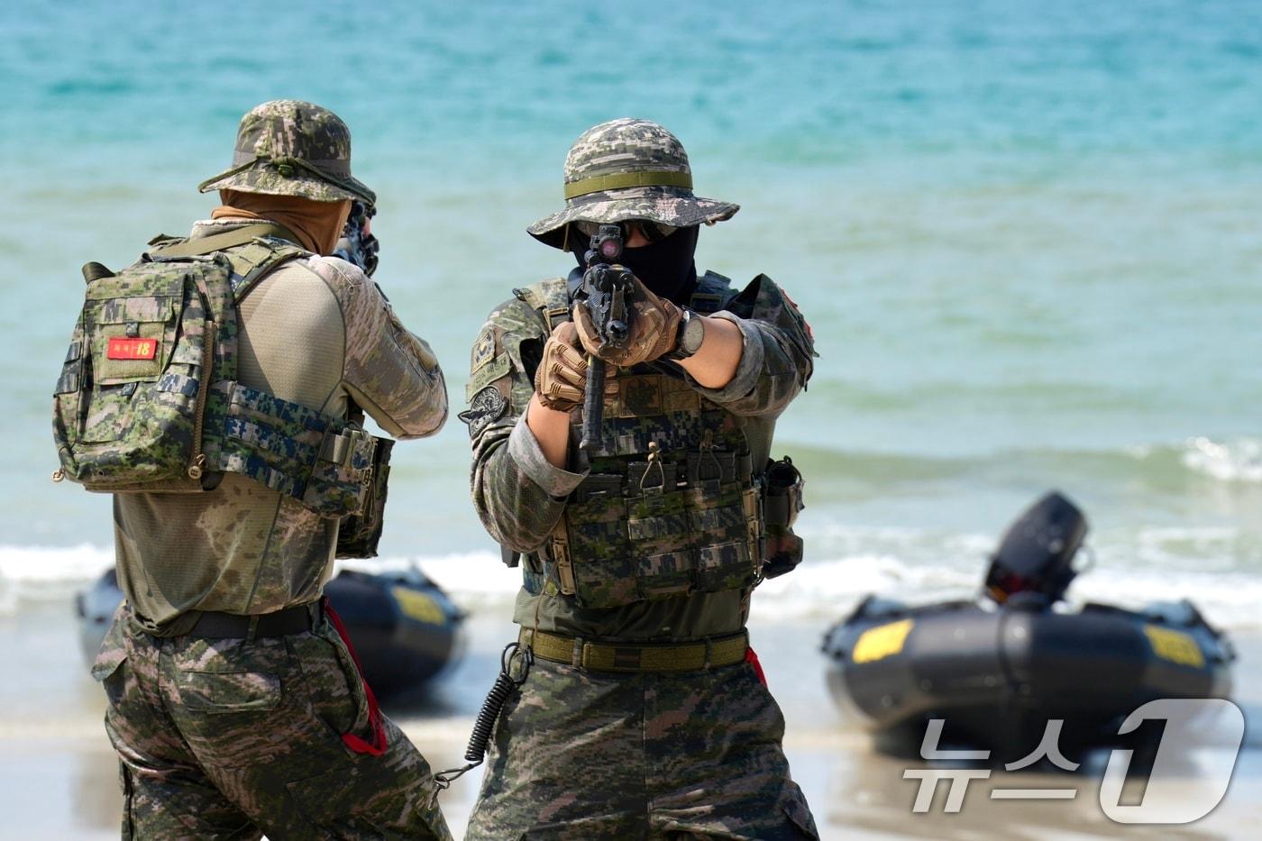 해병대사령부는 지난달 25일부터 오는 3월 7일까지 태국 일대에서 미국 등 6개 참가국과 함께 다국적군 연합작전 수행능력 향상을 위한 &#39;2025년 코브라골드&#39; 연합 훈련에 참가한다고 4일 밝혔다. 장병들이 고속고무보트&#40;CRRC&#41;를 활용해 상륙해안으로 전개, 본대 상륙을 위한 여건조성작전을 하고 있다. &#40;해병대사령부 제공. 재판매 및 DB금지&#41; 2025.3.4/뉴스1