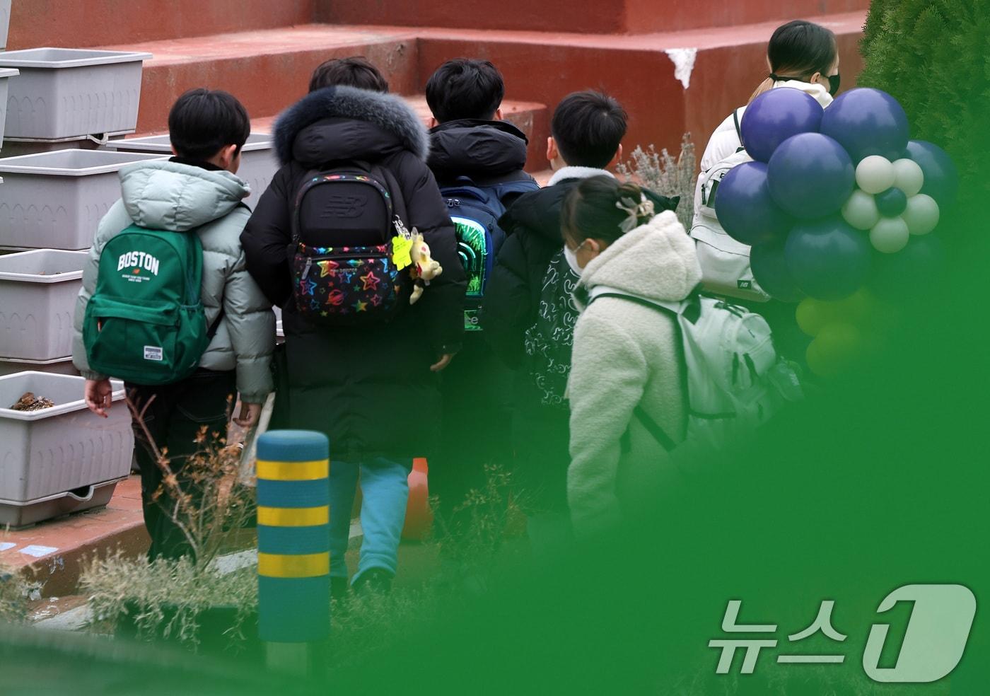 본문 이미지 - 서울의 한 초등학교에서 학생들이 등교하고 있다. ⓒ 뉴스1 