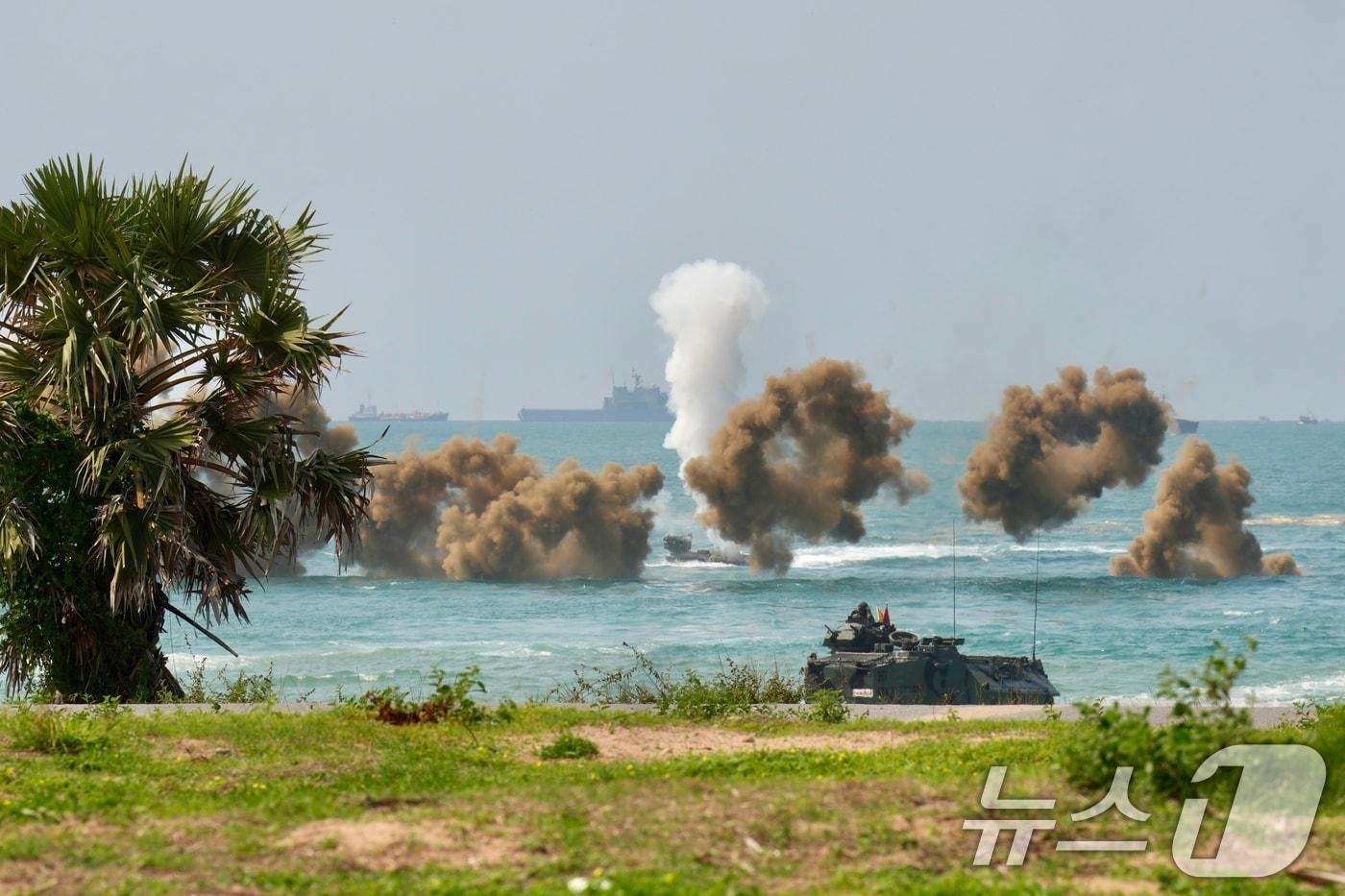 해병대사령부는 지난달 25일부터 오는 3월 7일까지 태국 일대에서 미국 등 6개 참가국과 함께 다국적군 연합작전 수행능력 향상을 위한 &#39;2025년 코브라골드&#39; 연합 훈련에 참가한다고 4일 밝혔다. 한국형 수륙양용장갑차&#40;KAAV&#41;가 상륙함인 노적봉함에서 진수하여 발연과 연막을 활용하며 상륙해안&#40;태국 핫야오 해변&#41;으로 기동하고 있다. &#40;해병대사령부 제공. 재판매 및 DB금지&#41; 2025.3.4/뉴스1