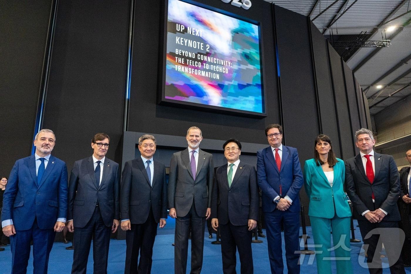 펠리페6세 스페인 국왕(왼쪽 4번째)과 유상임 과기정통부 장관(왼쪽 5번째)(과기정통부 제공)/뉴스1