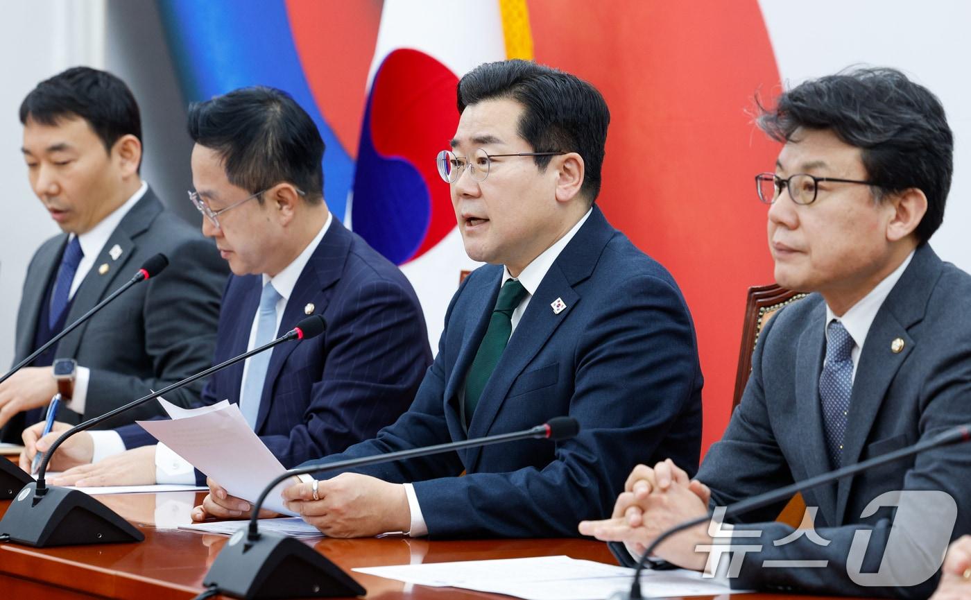 박찬대 더불어민주당 원내대표가 4일 오전 서울 여의도 국회에서 열린 원내대책회의에 참석해 모두 발언하고 있다. 2025.3.4/뉴스1 ⓒ News1 안은나 기자