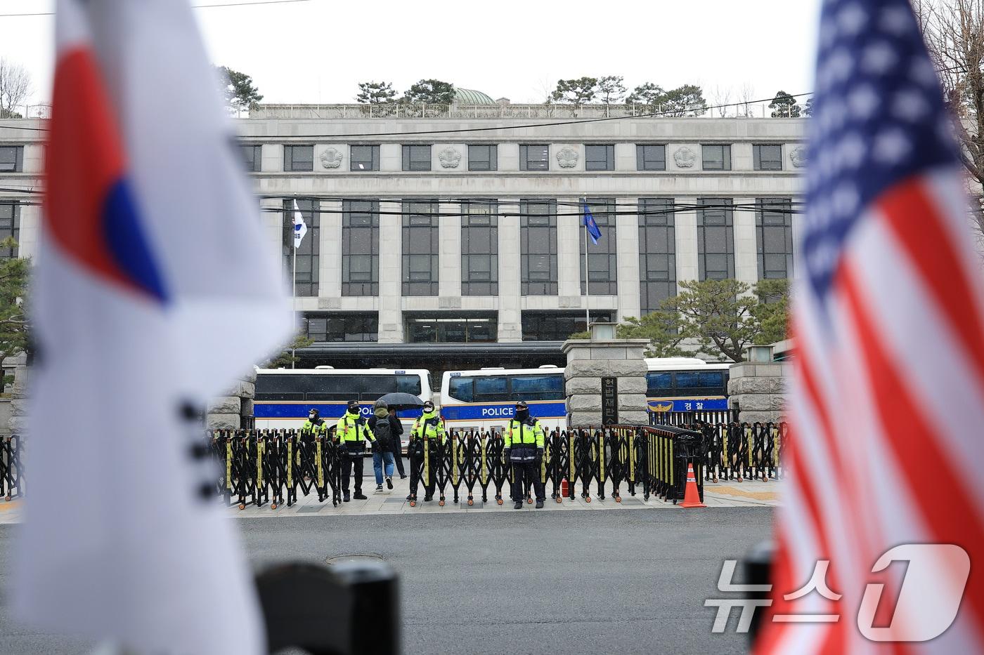 4일 오전 서울 종로구 재동 헌법재판소 앞에서 경찰이 경계 근무를 하고 있다. 헌법재판관들은 이날부터 윤석열 대통령 탄핵 심판 평의를 진행한다. 2025.3.4/뉴스1 ⓒ News1 박정호 기자