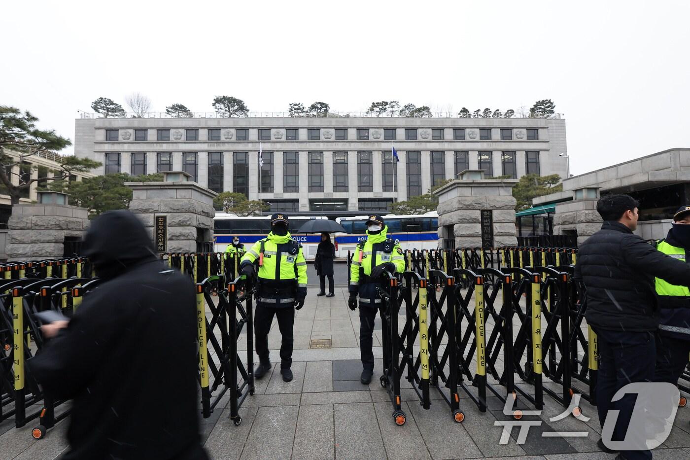 4일 오전 서울 종로구 재동 헌법재판소 앞에서 경찰이 경계 근무를 하고 있다. 헌법재판관들은 이날부터 윤석열 대통령 탄핵 심판 평의를 진행한다./뉴스1 ⓒ News1 박정호 기자