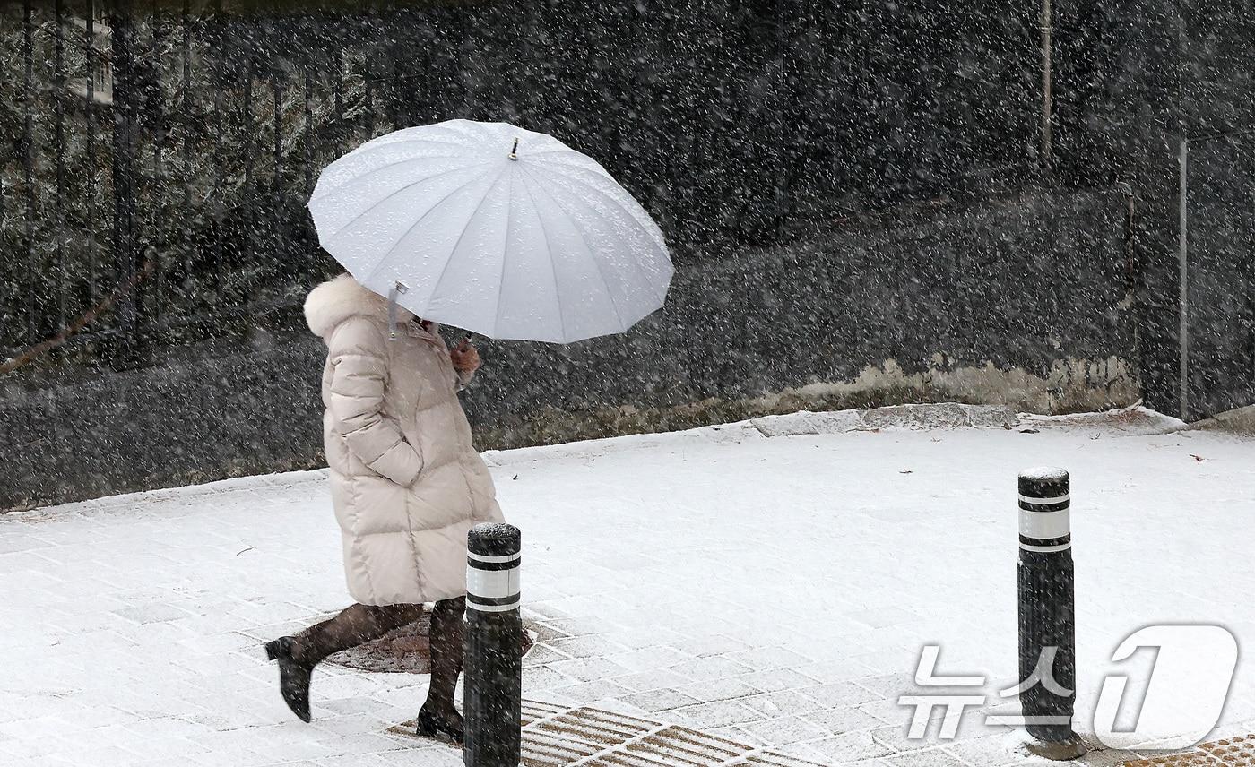 4일 서울 마포구 아현역 인근에서 우산을 쓴 시민이 눈을 맞으며 이동하고 있다. 2025.3.4/뉴스1 ⓒ News1 이동해 기자