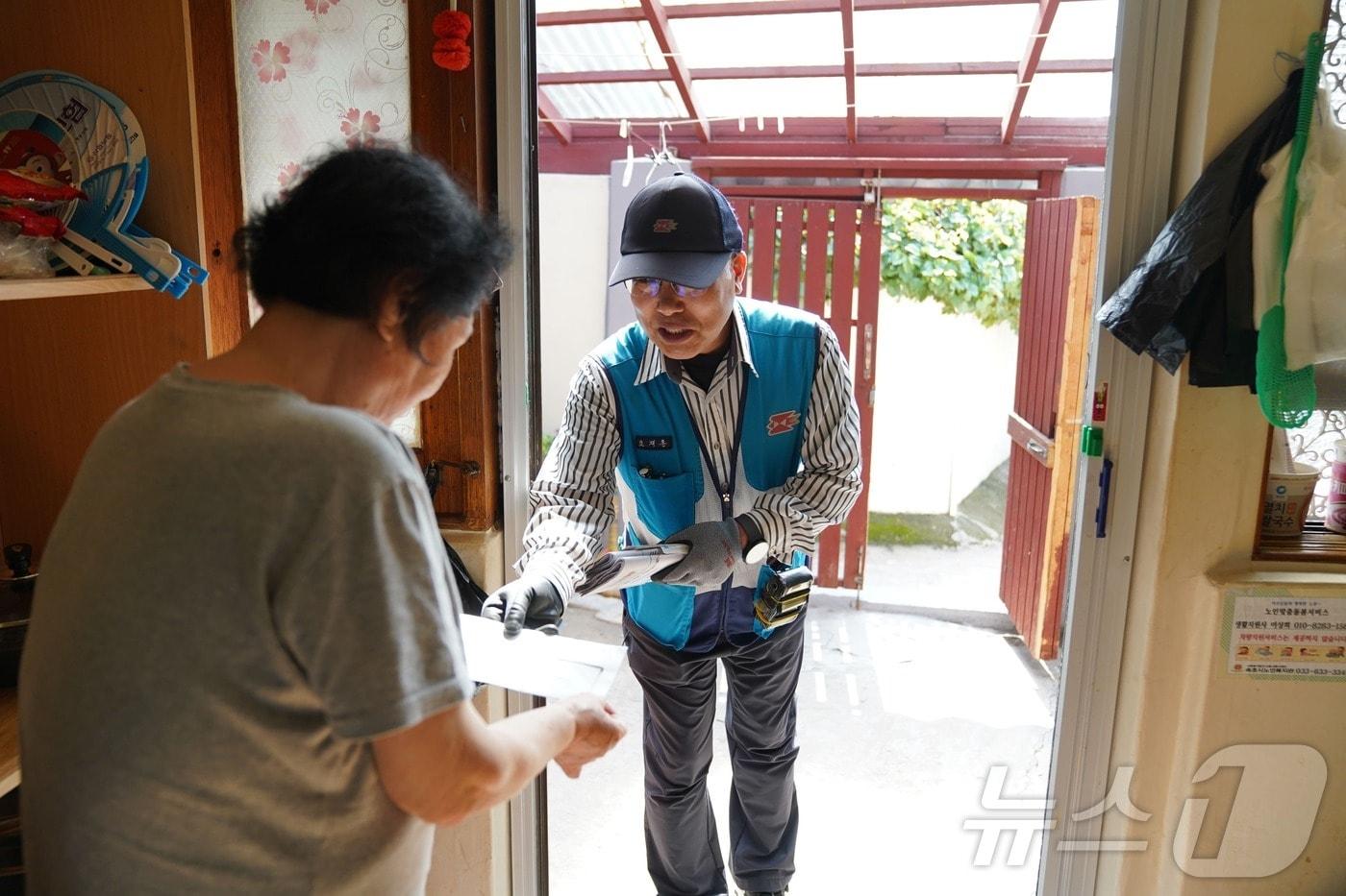 우편업무와 어르신 안부 확인 병행하는 속초지역 집배원.(속초시 제공), 재판매 및 DB 금지) 2025.3.34/뉴스1