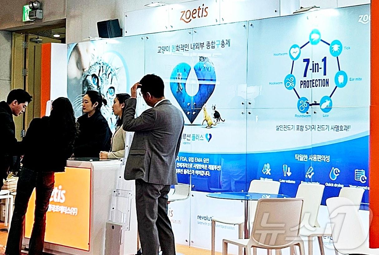 본문 이미지 - 한국조에티스는 2025 KSFM 콘퍼런스에 참가해 고양이 종합구충제 레볼루션 플러스를 선보였다. ⓒ 뉴스1 최서윤 기자