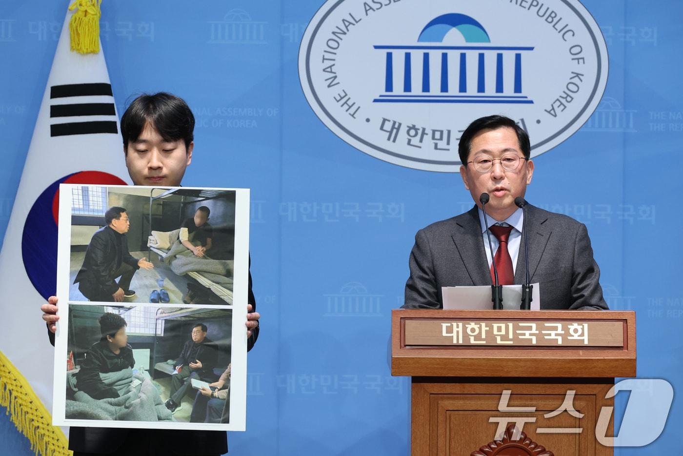 본문 이미지 - 유용원 국민의힘 의원이 서울 여의도 국회 소통관에서 우크라이나 북한군 포로 면담 결과 기자회견을 하고 있다. 2025.3.4 ⓒ 뉴스1 이광호 기자