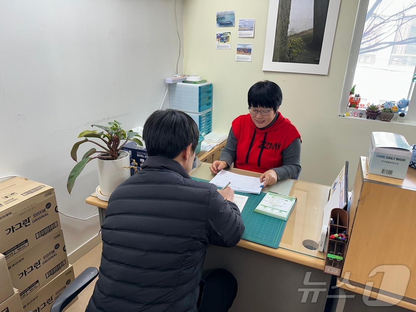 본문 이미지 - 속초시 찾아가는 금연클리닉 상담 모습.(속초시 제공, 재판매 및 DB 금지) 2025.3.4/뉴스1