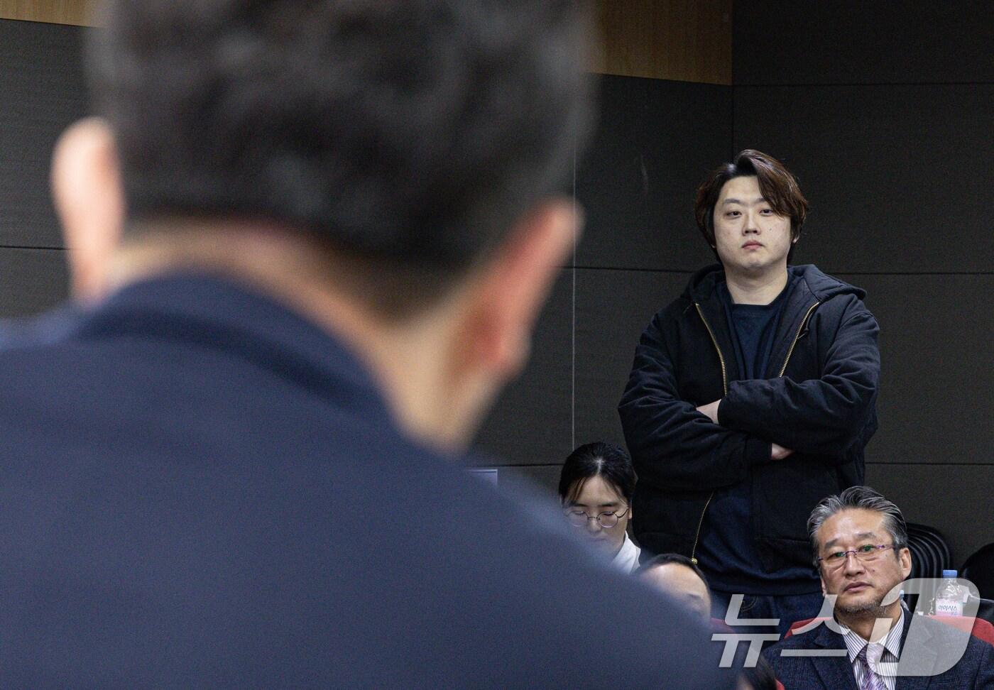 박단 대한전공의협의회 비상대책위원장이 4일 오전 서울 여의도 국회 의원회관에서 열린 전공의 수련환경 개선과 의료사고 안전망 확충을 위한 정책토론회에서 권성동 국민의힘 원내대표의 축사를 듣고 있다. 2025.3.4/뉴스1 ⓒ News1 이재명 기자