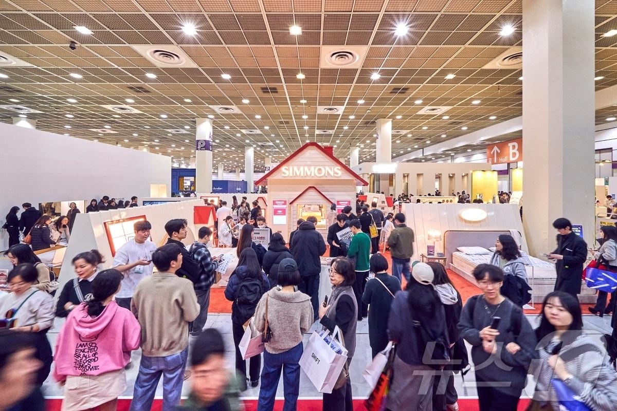 본문 이미지 - 서울리빙디자인페어 시몬스 부스 (시몬스 제공)