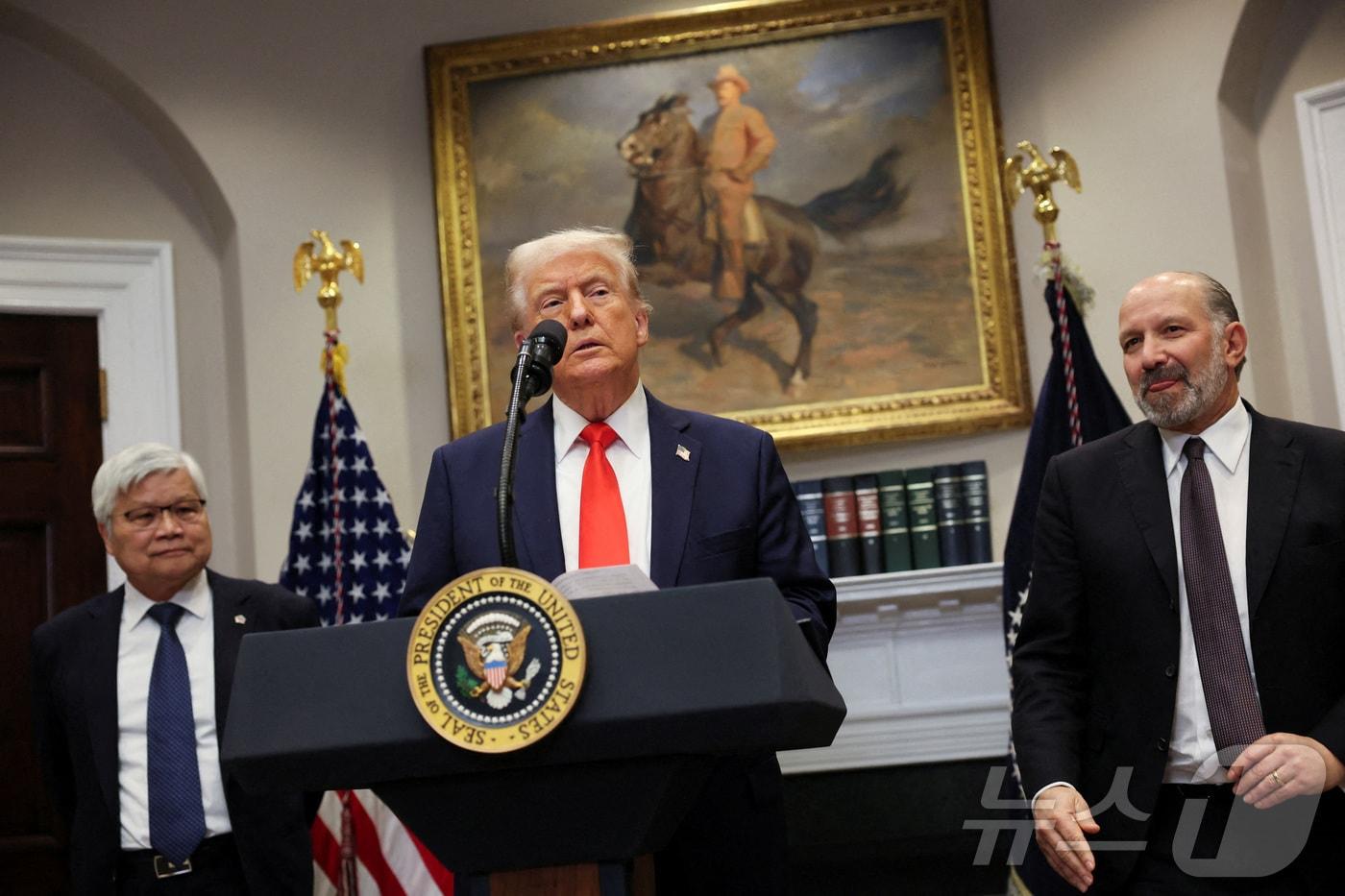 도널드 트럼프 미국 대통령이 3일&#40;현지시간&#41; 워싱턴 백악관에서 C.C. 웨이 대만 TSMC CEO와 하워드 러트닉 상무 장관이 배석한 가운데 반도체 생산설비 투자 계획을 발표하고 있다. 2025.03.04 ⓒ 로이터=뉴스1 