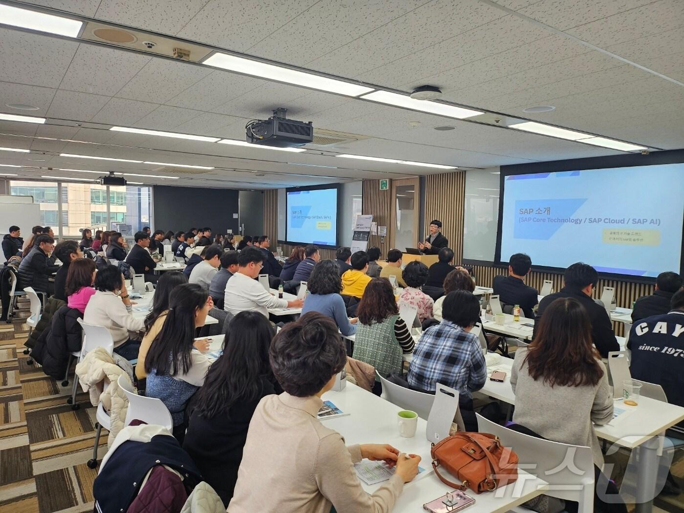 본문 이미지 - 제1기 협약형 특성화고로 선정된 천안여자상업고가 비즈니스플랫폼 교육과정 설계를 위해 SAP코리아와 함께 교육과정을 개발하고 교원 연수를 실시하는 모습. (교육부 제공)