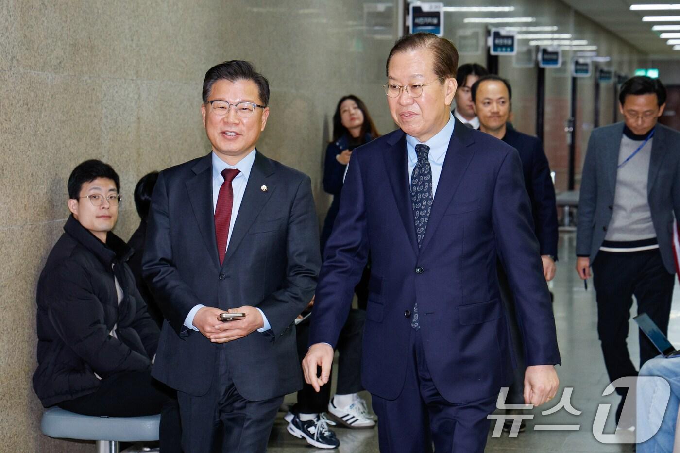 권영세 국민의힘 비상대책위원장&#40;오른쪽&#41;과 이양수 사무총장이 4일 서울 여의도 국회에서 비공개로 열린 개헌특위 1차 회의에 참석하고 있다. 2025.3.4/뉴스1 ⓒ News1 안은나 기자