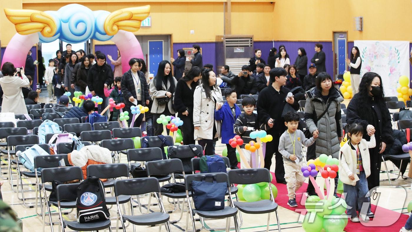 본문 이미지 - 초등학교 입학식(사진은 기사 내용과 무관함) / 뉴스1 