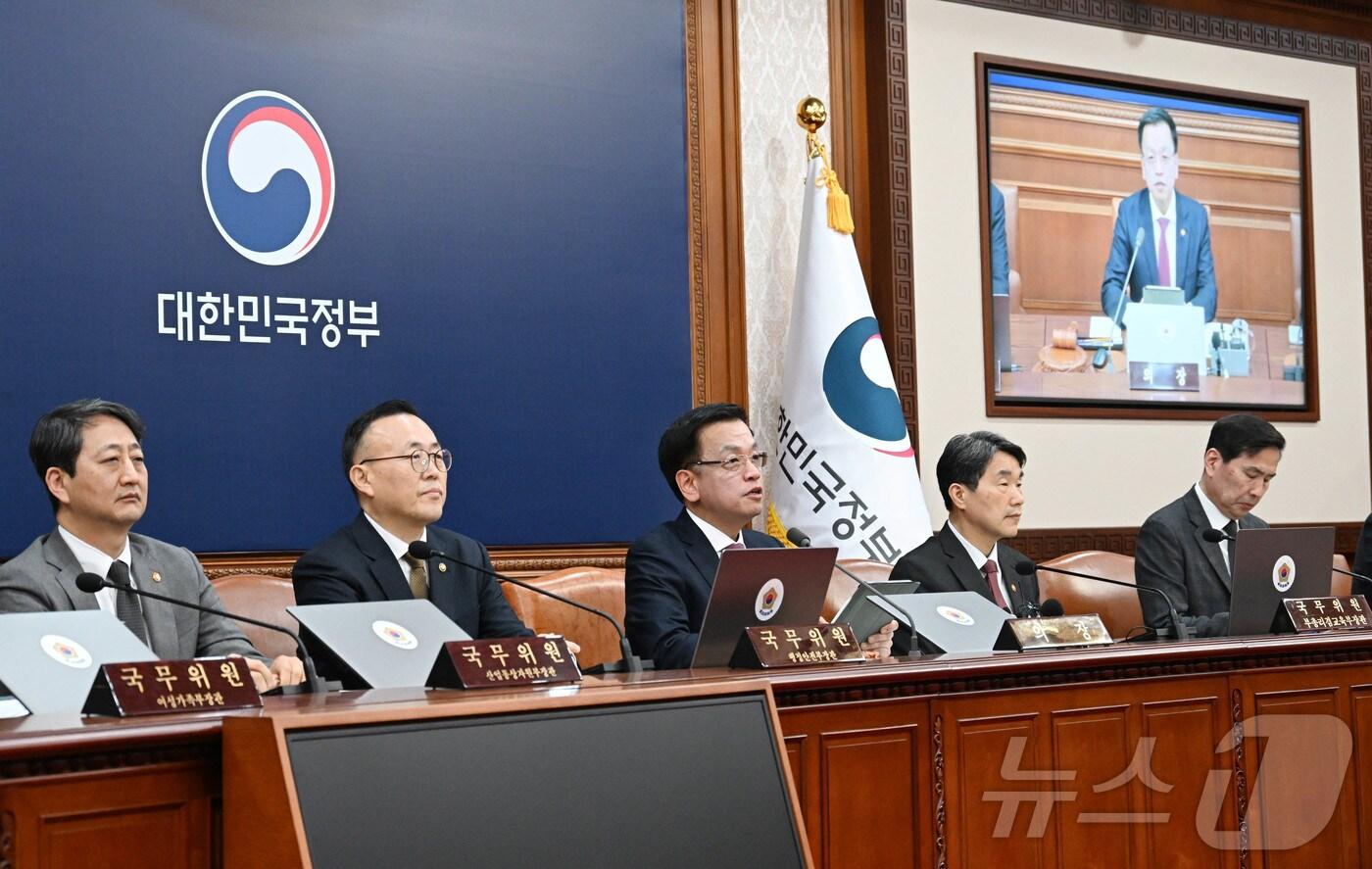 최상목 대통령 권한대행 부총리 겸 기획재정부 장관이 4일 서울 종로구 정부서울청사에서 열린 '제9회 국무회의'에서 모두발언을 하고 있다. (기획재정부 제공. 재판매 및 DB 금지) 2025.3.4/뉴스1