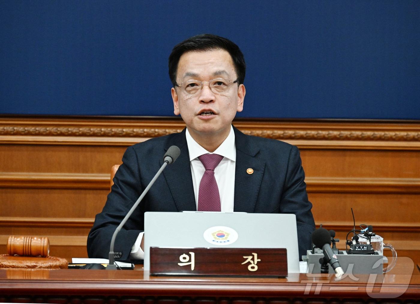 본문 이미지 - 최상목 대통령 권한대행 부총리 겸 기획재정부 장관이 4일 서울 종로구 정부서울청사에서 열린 '제9회 국무회의'에서 모두발언을 하고 있다. (기획재정부 제공. 재판매 및 DB 금지) 2025.3.4/뉴스1