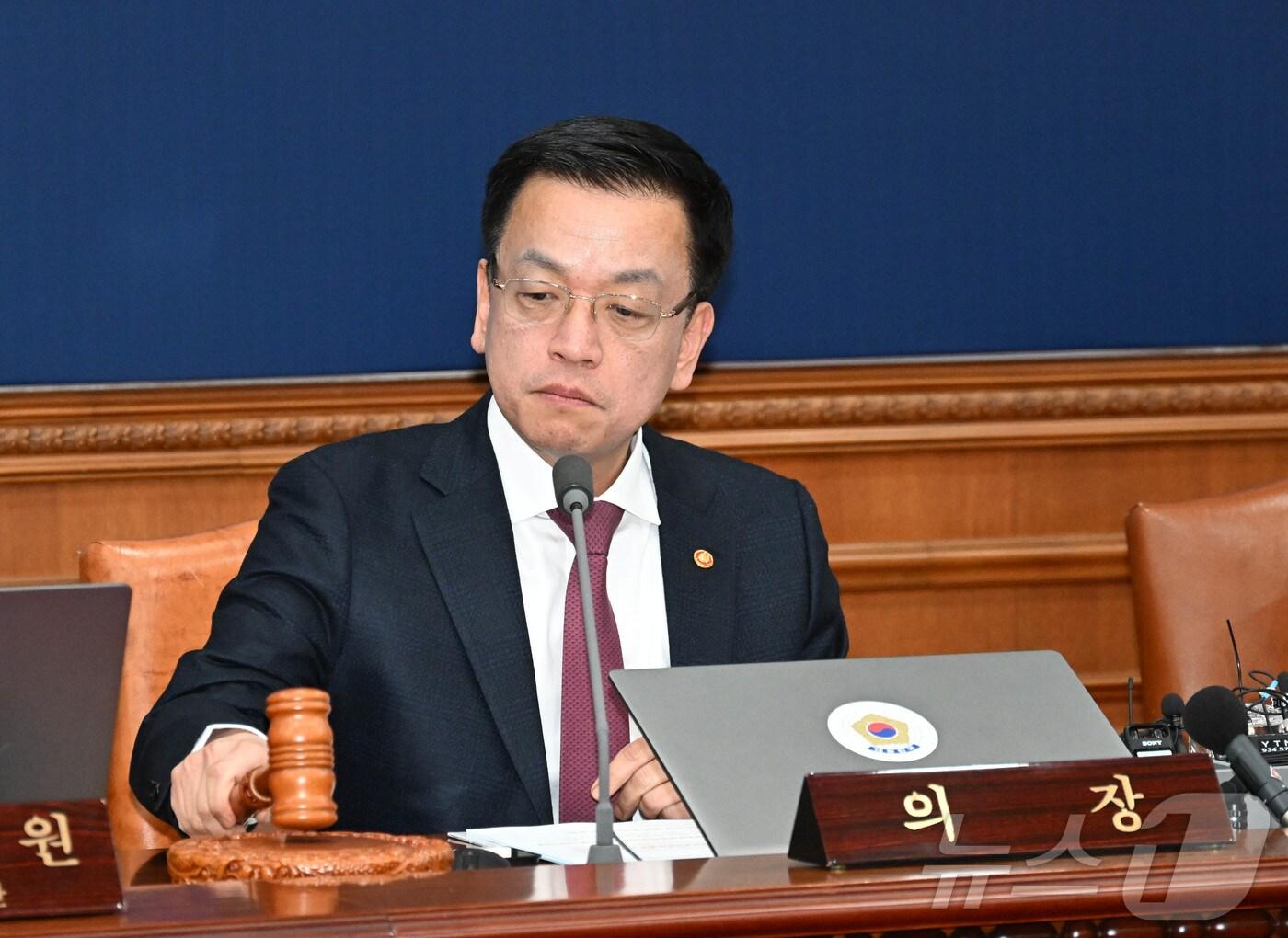 본문 이미지 - 최상목 대통령 권한대행 부총리 겸 기획재정부 장관이 4일 서울 종로구 정부서울청사에서 열린 \\'제9회 국무회의\\'에서 의사봉을 두드리고 있다. (기획재정부 제공. 재판매 및 DB 금지) 2025.3.4/뉴스1