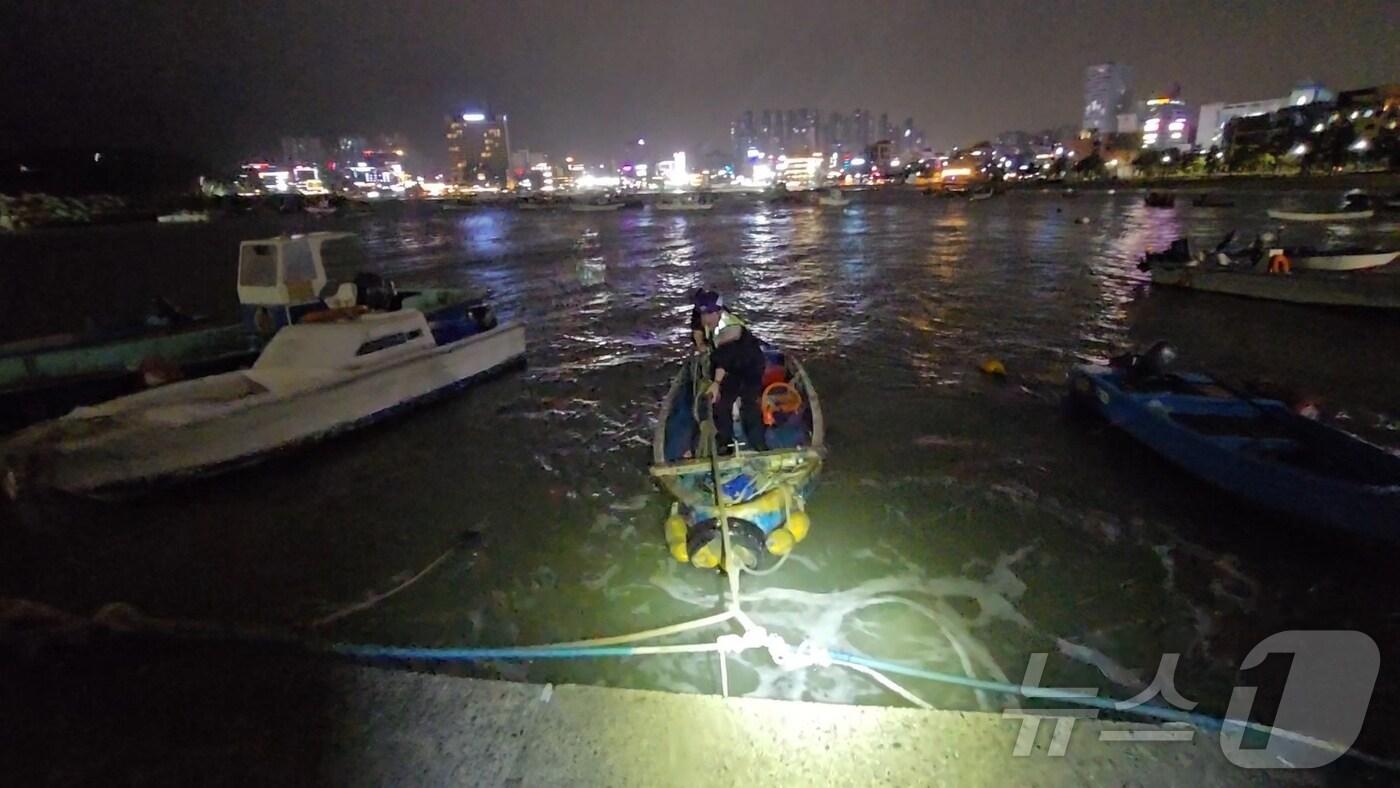지난 3일 오후 9시 24분 울산 동구 일산항 내 계류중인 모터보트가 일부 침수돼 배수작업과 파공봉쇄 작업을 실시하고 있다.(울산해양경찰서 제공. 재판매 및 DB 금지)