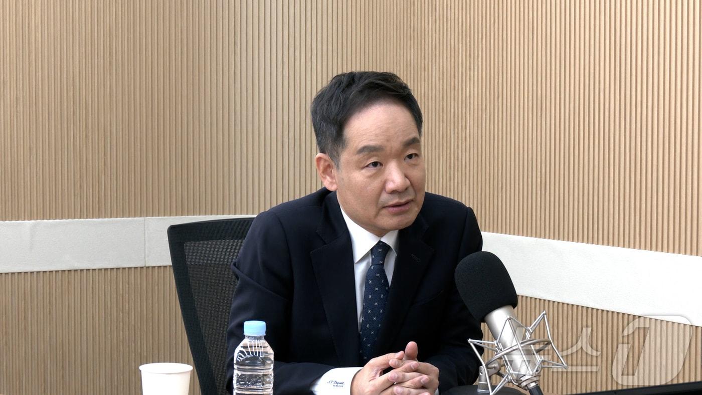 김상일 정치평론가가 4일 뉴스1TV '팩트앤뷰'에 출연해 질문에 답하고 있다.