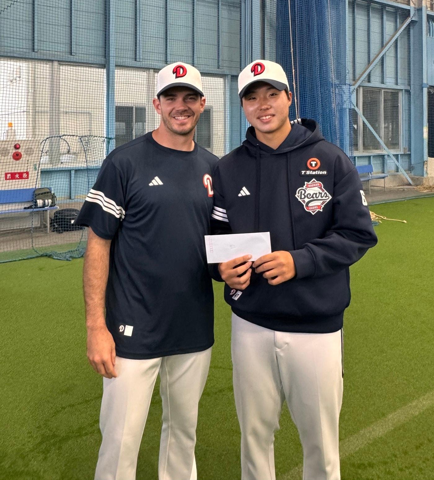 본문 이미지 - 두산 베어스 외국인 투수 잭 로그(왼쪽)와 루키 홍민규. (두산 베어스 제공)