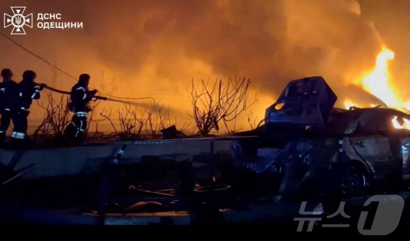 우크라이나 오데사에서 러시아 군의 드론 공격을 받아 불길에 휩싸인 에너지 시설서 소방대원이 진화 작업을 하고 있다. 2025.03.04 ⓒ 로이터=뉴스1 ⓒ News1 우동명 기자 &lt;자료사진&gt;