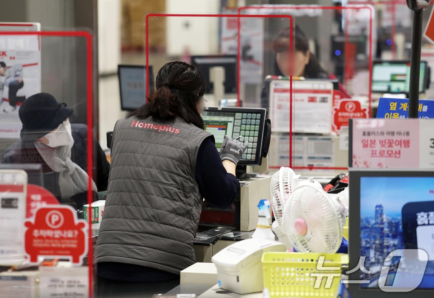 홈플러스가 신용등급 하락으로 인한 잠재적 자금이슈에 선제적으로 대응하기 위해 지난 4일 서울회생법원에 기업회생절차 개시를 신청했다고 밝혔다.  서울 영등포구 홈플러스 영등포점 모습. 2025.3.4/뉴스1 ⓒ News1 오대일 기자