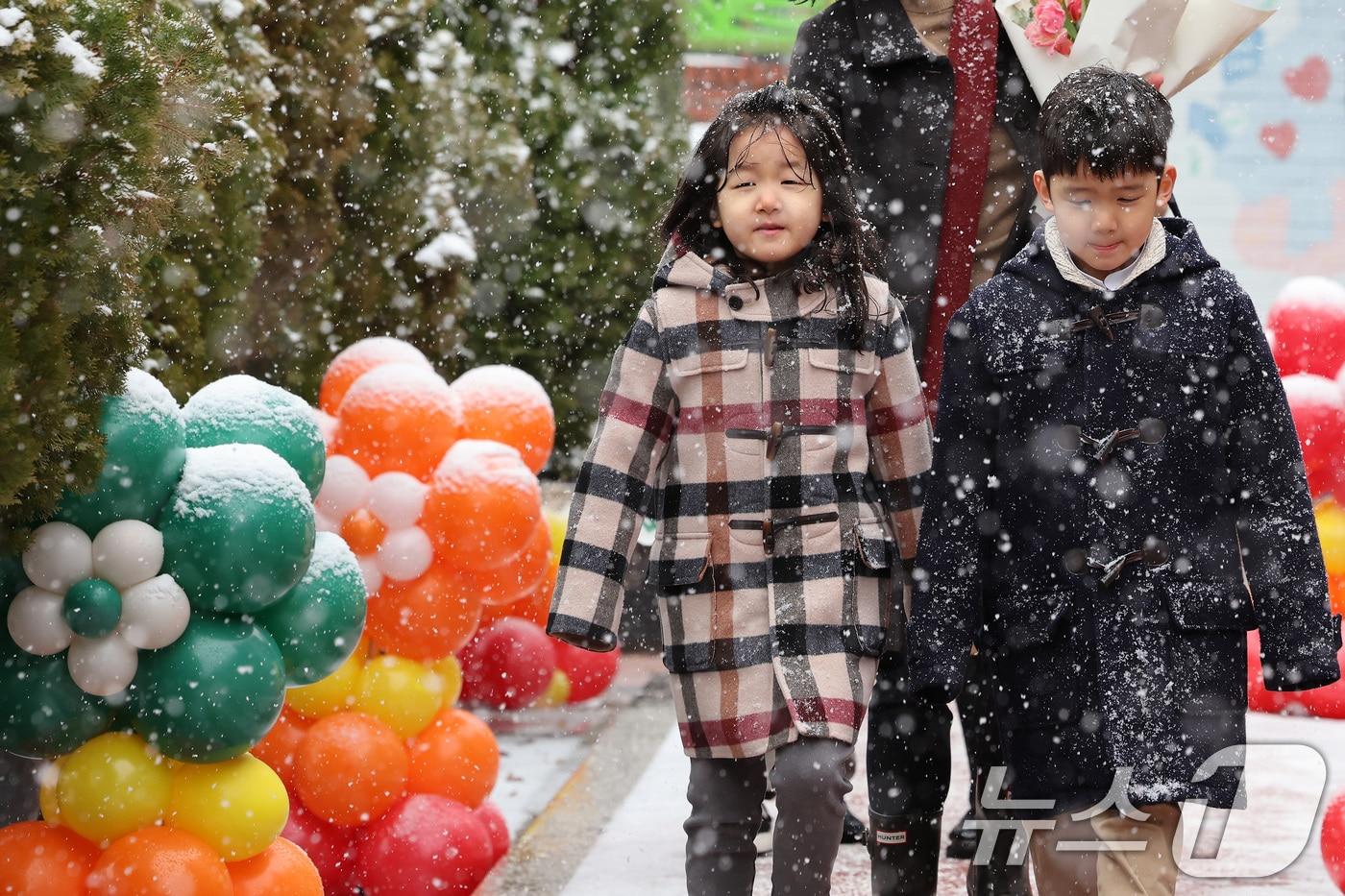 본문 이미지 - 4서울 마포구 아현초등학교에서 열린 2025학년도 입학식에 학부모와 1학년 신입생들이 쏟아지는 눈을 맞으며 이동하고 있다. 2025.3.4/뉴스1 ⓒ News1 이동해 기자
