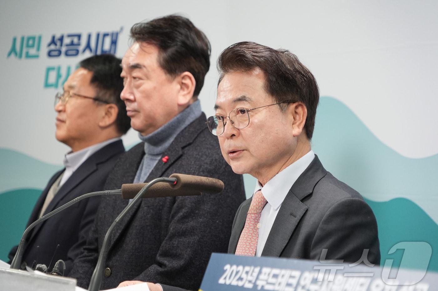 육동한 춘천시장이 4일 시청 브리핑룸에서 시청 조직 운영 방안에 대해 설명을 하고 있다.(춘천시 제공, 재판매 및 DB금지)