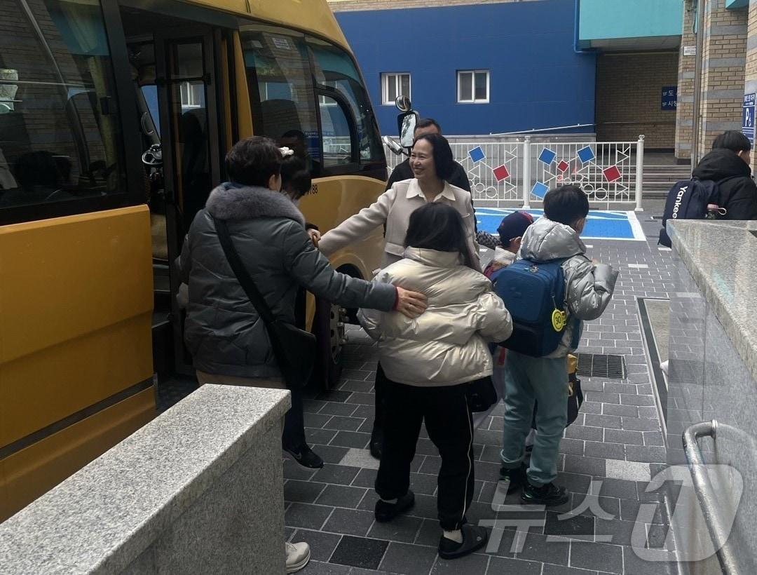 본문 이미지 - 저출산에 따른 학령인구 감소 등의 여파로 폐교된 대구 북구 서변초등학교 조야분교장 학생들이 4일 본교인 서변초등학교로 처음 등교했다. (대구교육청 제공. 재판매 및 DB 금지) 2025.3.4/뉴스1