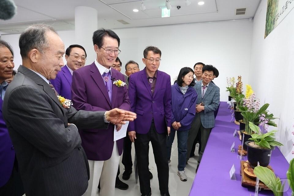 본문 이미지 - 2024 전국 새우란 대전 박우량 군수 관람 &#40;신안군 제공. 재판매 및 DB금지&#41; /뉴스1 