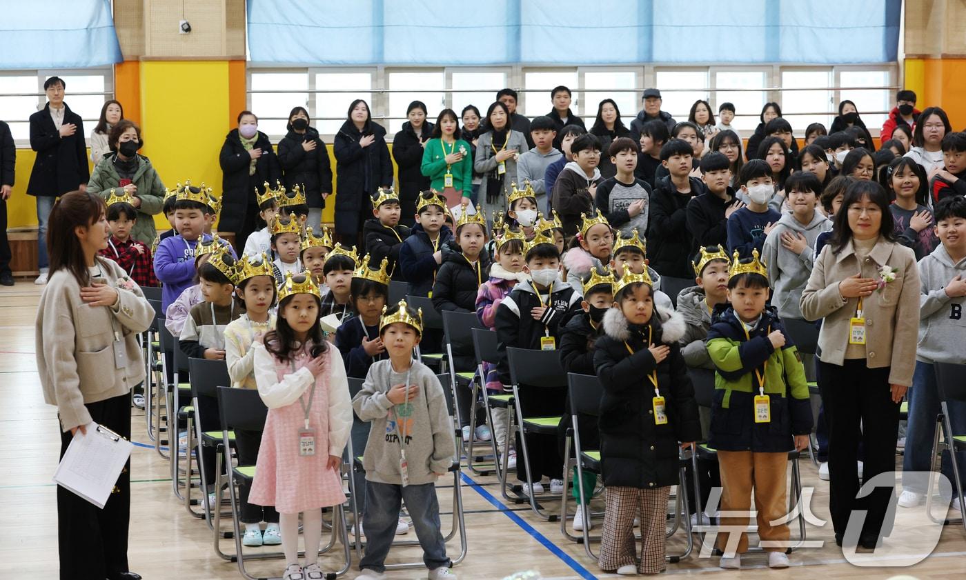 본문 이미지 - 경기도  수원시 장안구 대평초등학교에서 2025학년도 입학식이 진행되고 있다. 2025.3.4 ⓒ 뉴스1 김영운 기자