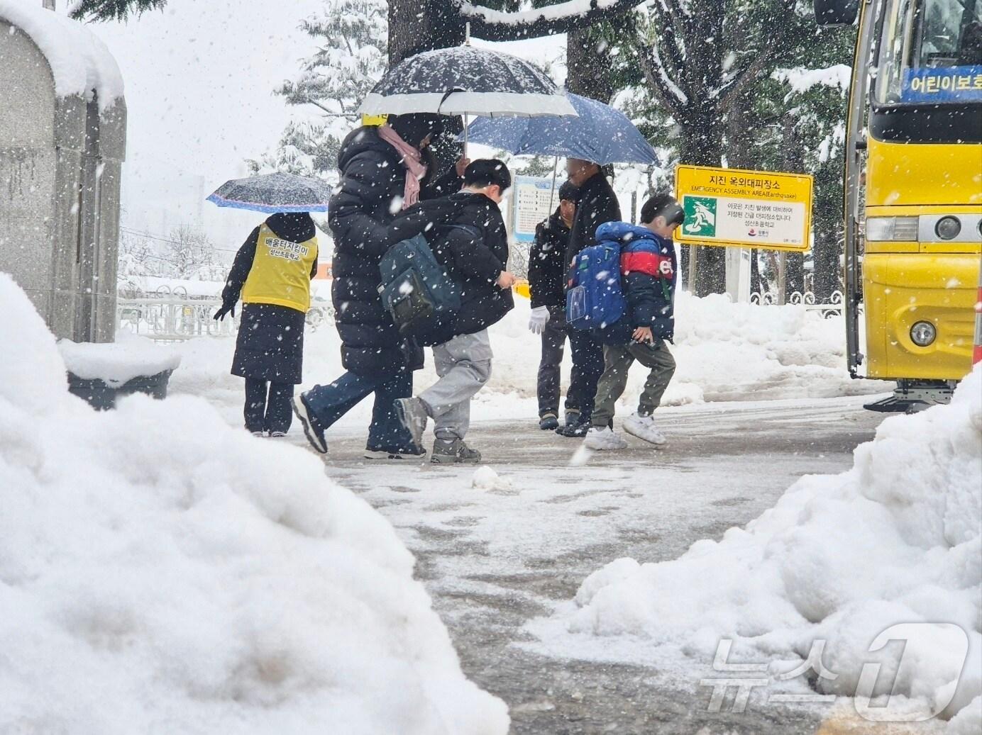 본문 이미지 - 강원 산간과 동해안을 중심으로 대설특보가 발효된 4일 강원 강릉시 성산초등학교 아이들이 폭설 속 하교하고 있다. 2025.3.4/뉴스1 ⓒ News1 윤왕근 기자