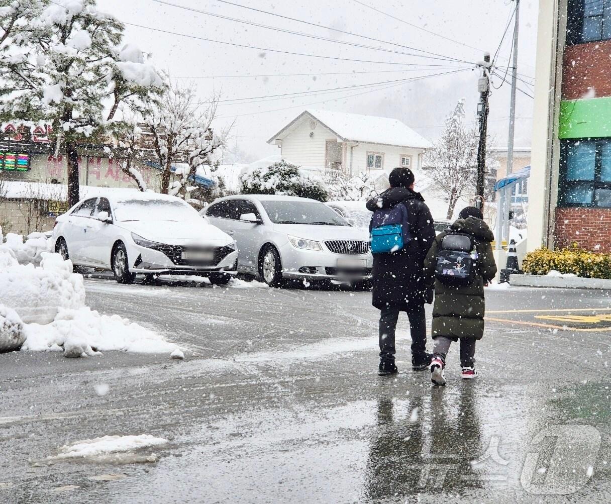 본문 이미지 -  아이들이 폭설 속 하교하고 있다.(사진은 기사 내용과 무관함) / 뉴스1 ⓒ News1