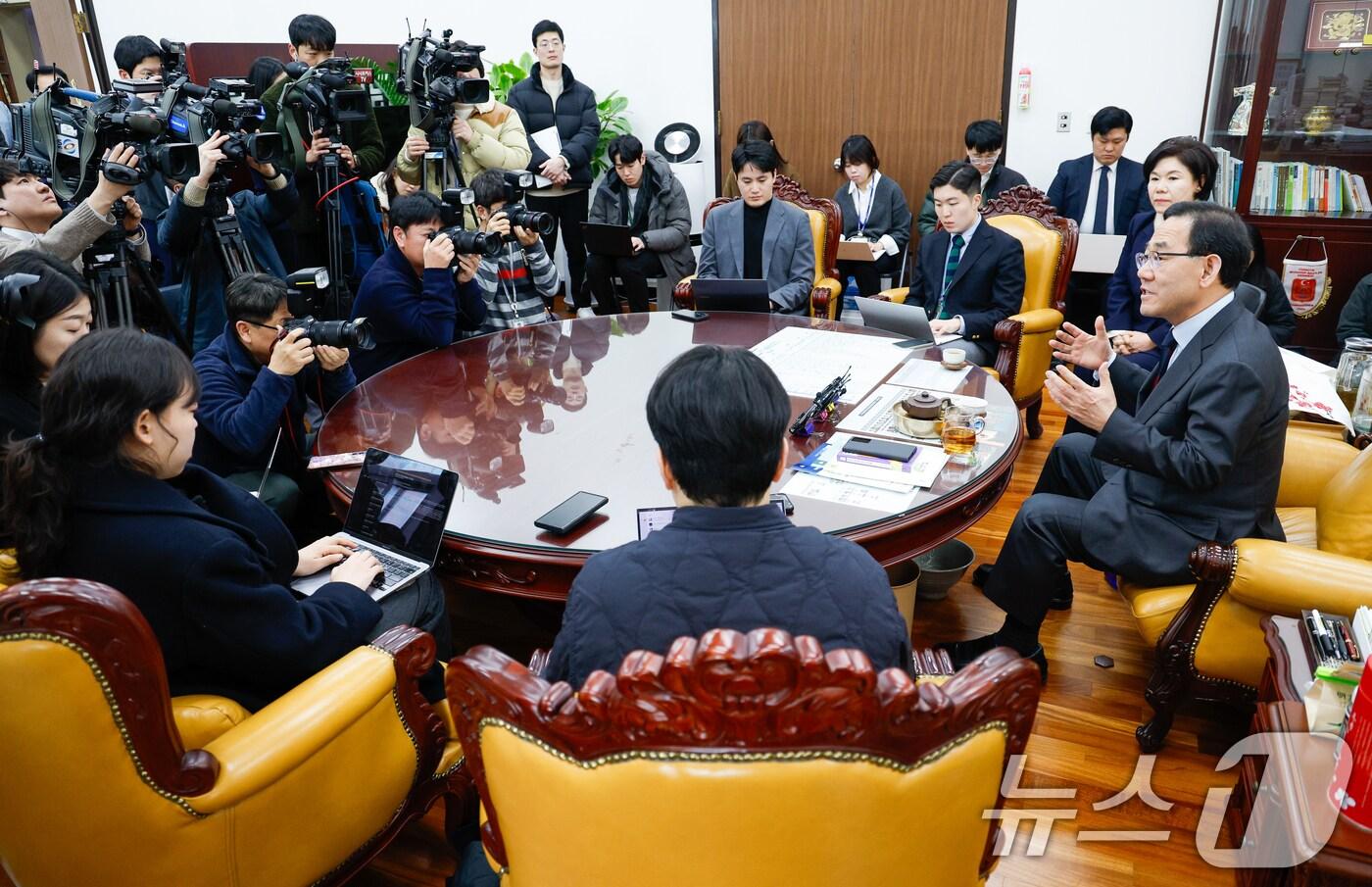 국민의힘 헌법개정특별위원장인 주호영 국회 부의장이 4일 서울 여의도 국회에서 특위 1차 회의 결과 관련 기자간담회를 하고 있다. 2025.3.4/뉴스1 ⓒ News1 안은나 기자