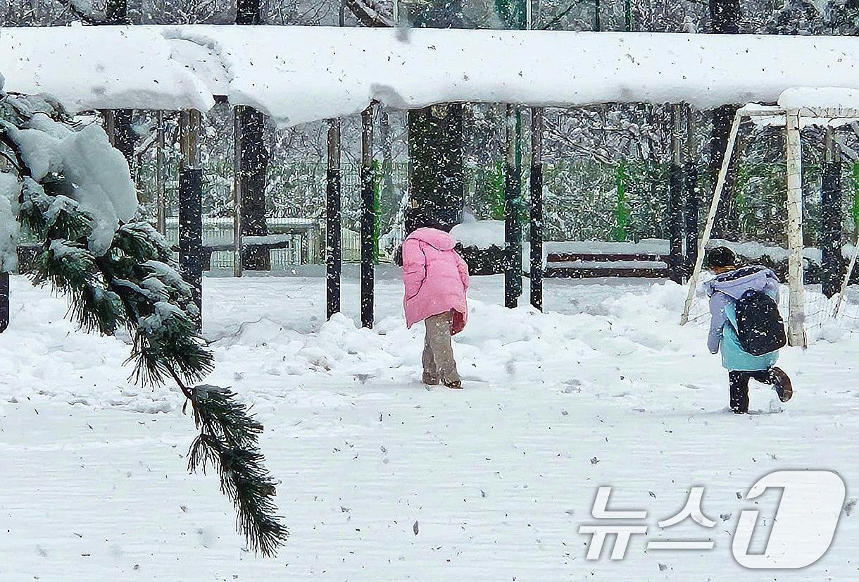 본문 이미지 - 강원 산간과 동해안을 중심으로 대설특보가 발효된 4일 강원 강릉시 성산초등학교 아이들이 폭설 속 하교하고 있다. 기상청은 오는 5일까지 강원 산지에 최대 40cm 이상, 강원 동해안에 30cm 이상의 폭설이 더 쏟아질 전망이라고 예보했다. 2025.3.4/뉴스1 ⓒ News1 윤왕근 기자