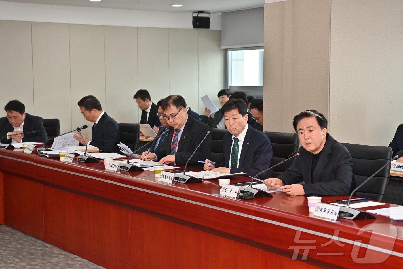 김태흠 충남지사(오른쪽)가 4일 제72차 실국원장회의를 주재하고 있다. (충남도 제공. 재판매 및 DB금지) /뉴스1