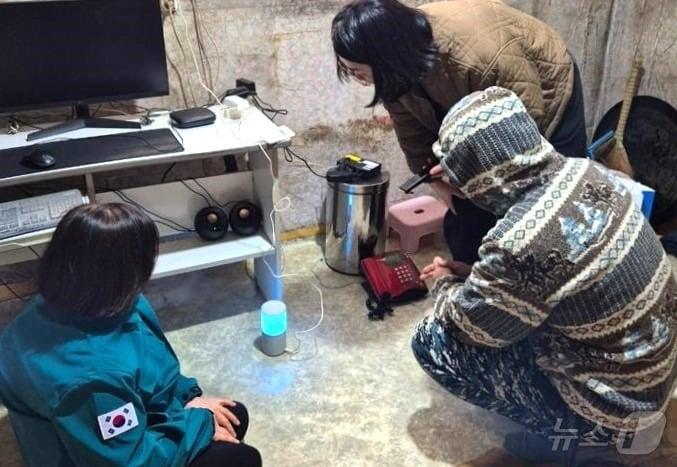 본문 이미지 - 옥천군 관계자들이 보급한  AI 스피커를 점검하고 있다. (옥천군 제공. 재판매 및 DB금지) /뉴스1 