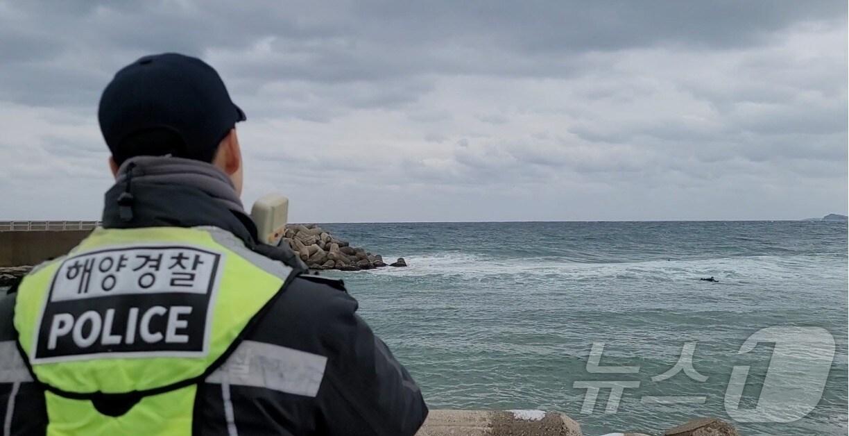 본문 이미지 - 속초해경, 풍랑특보 속 양양해상서 신고없이 서핑하던 30대 적발.&#40;속초해경 제공, 재판매 및 DB 금지&#41; 2025.3.4/뉴스1