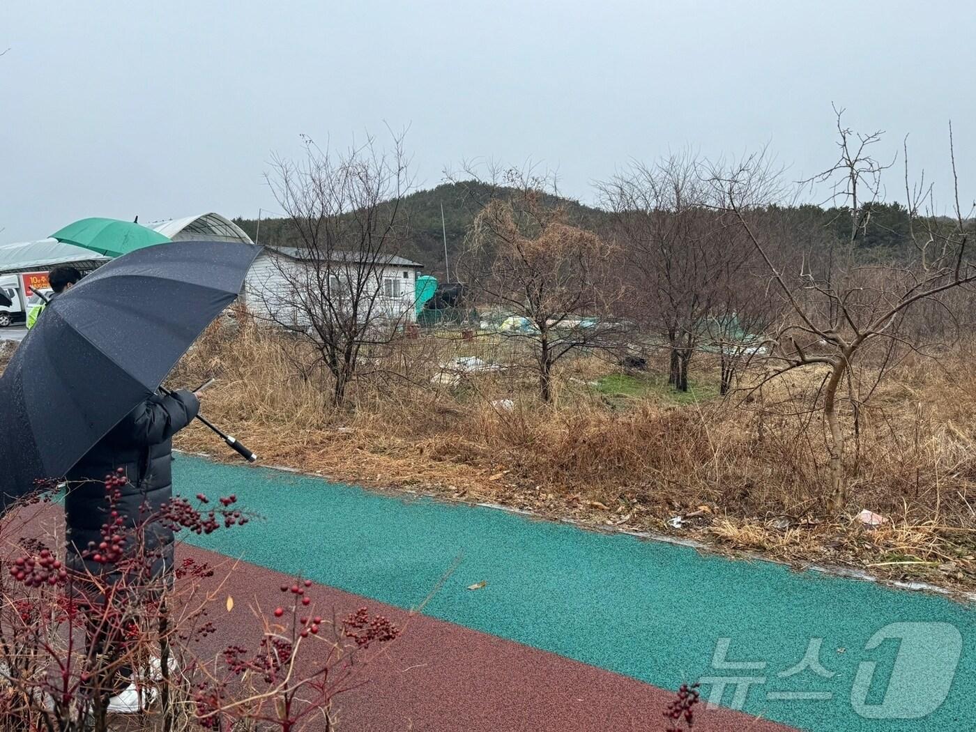 본문 이미지 - 지난 3일 오전 3시 45분께 충남 서천 사곡리의 한 공터에서 40대 여성 B 씨가 숨진채 발견됐다. 사진은 B 씨의 시신이 발견된 장소. 2025. 3. 4. /뉴스1 ⓒ News1 양상인 기자